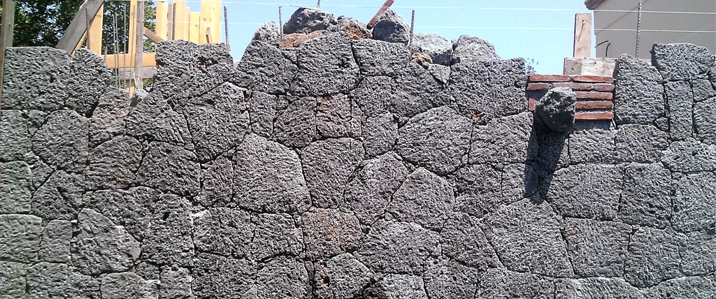 Comment consolider un mur en pierre qui penche