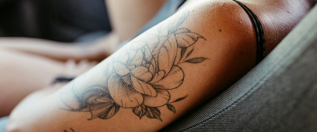 Quelles sont les significations du tatouage en forme de rose