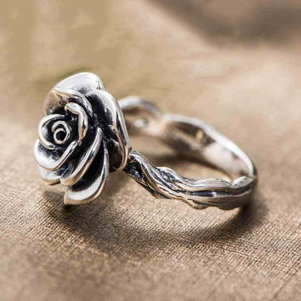 bague en argent avec une rose en haut