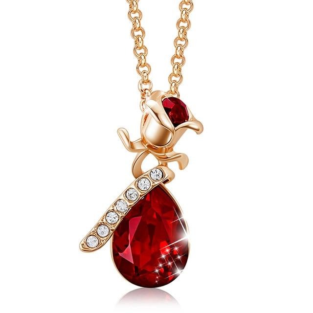 collier en or avec une rose et une perle rouge