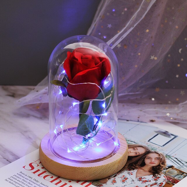 rose eternelle sous cloche rouge lumiere