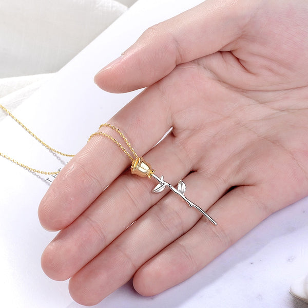 collier en or avec une rose eternelle en argent