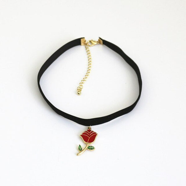 collier en rose avec une rose rouge