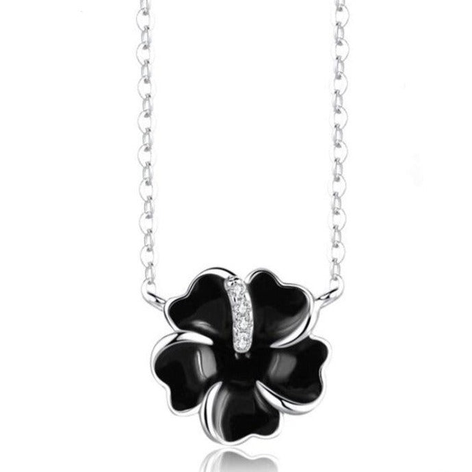 collier avec pendentif en forme de rose