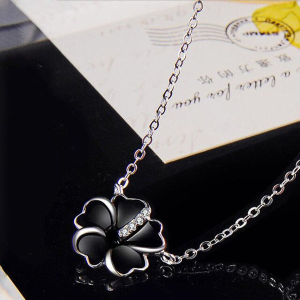 collier pendentif rose noire