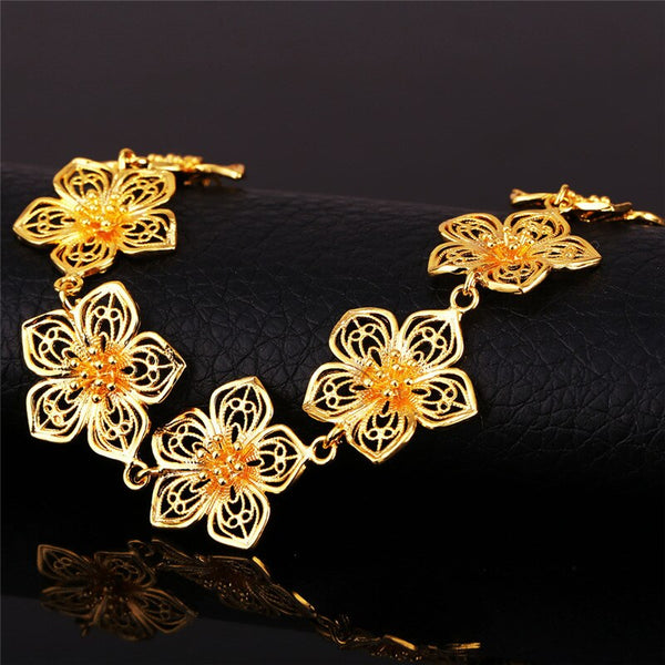 collier avec des fleurs en or