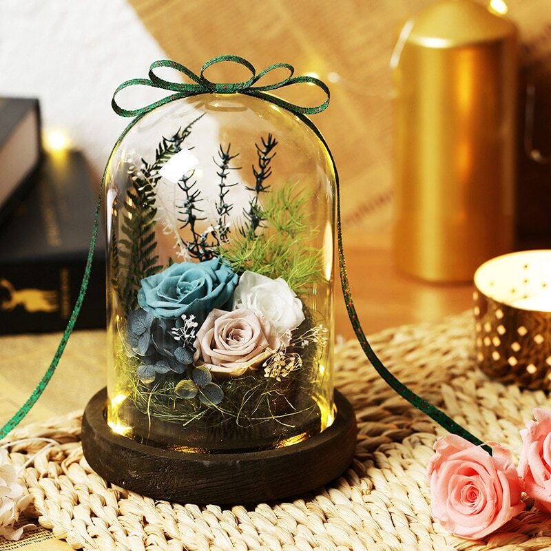 rose eternelle en verre sous cloche bleue